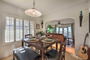 une salle à manger avec une table, des chaises et une guitare dans l'établissement Walk to Ventura Beach Comfy Home with Ocean Views, à Ventura