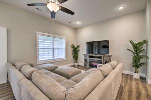 sala de estar amplia con sofá grande y TV en Pet-Friendly Ozark Home with Yard and Patio en Ozark
