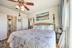 Schlafzimmer mit einem Bett und einem Deckenventilator in der Unterkunft Picturesque Ventura Retreat Steps to Shore! in Ventura