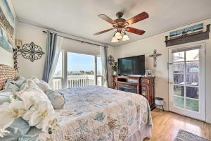 Schlafzimmer mit einem Bett und einem Deckenventilator in der Unterkunft Picturesque Ventura Retreat Steps to Shore! in Ventura