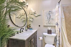 une salle de bain avec un lavabo, des toilettes et un miroir dans l'établissement Walk to Ventura Beach Comfy Home with Ocean Views, à Ventura 17 autres photos