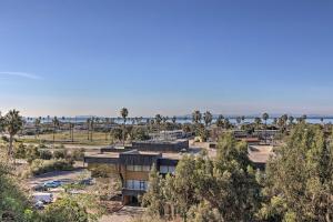 eine Luftansicht eines Gebäudes mit Meerblick im Hintergrund in der Unterkunft Picturesque Ventura Retreat Steps to Shore! in Ventura