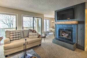 een woonkamer met een bank en een open haard bij Wintergreen Resort Condo Walk to Ski Lift! in Mount Torry Furnace