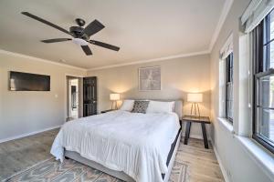 um quarto com uma cama e uma ventoinha de tecto em Immaculate Woodland View Retreat with Hot Tub em Tulsa