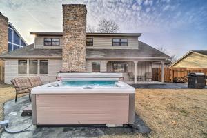 uma banheira de hidromassagem no quintal de uma casa em Immaculate Woodland View Retreat with Hot Tub em Tulsa