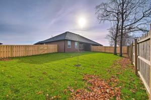 Zahrada ubytování Charming Ozark Abode with Yard and Pool Access
