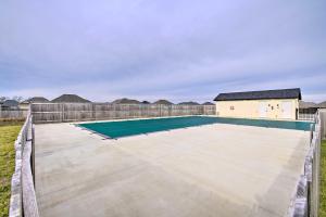 Bazén v ubytování Charming Ozark Abode with Yard and Pool Access nebo v jeho okolí