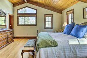 Кровать или кровати в номере Cozy Avon Condo Between Beaver Creek and Vail!