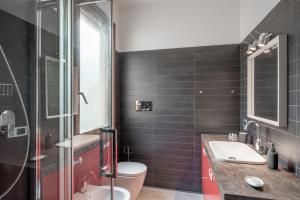 een badkamer met toilet, wastafel en douche bij Cappella degli Scrovegni Grey Apartment in Padua