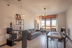 een woonkamer met een bank en een tafel bij Cappella degli Scrovegni Grey Apartment in Padua