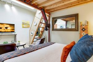 1 dormitorio con cama, escalera y mesa en The Owl's Nest @ Manitou: Mtn Views on Main Street, en Manitou Springs