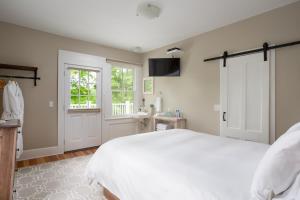 Ένα ή περισσότερα κρεβάτια σε δωμάτιο στο Lakehouse Inn +63 φωτογραφίες