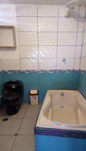ein Bad mit einer Badewanne und einem WC in der Unterkunft cusco pasay in Cusco