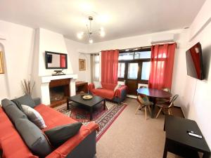 salon z kanapą i stołem w obiekcie Classic 2 Bedroom Apartment Next to Metro - Marousi w Atenach