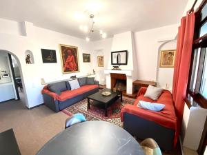 A seating area at Classic 2 Bedroom Apartment Next to Metro - Marousi
