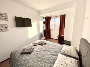 A bed or beds in a room at Classic 2 Bedroom Apartment Next to Metro - Marousi