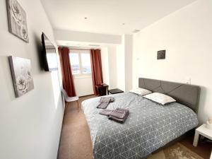 A bed or beds in a room at Classic 2 Bedroom Apartment Next to Metro - Marousi