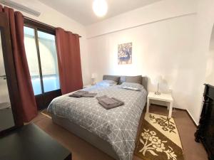 A bed or beds in a room at Classic 2 Bedroom Apartment Next to Metro - Marousi