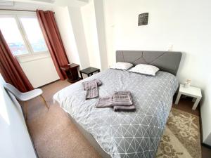 um quarto com uma cama com duas toalhas em Classic 2 Bedroom Apartment Next to Metro - Marousi em Atenas