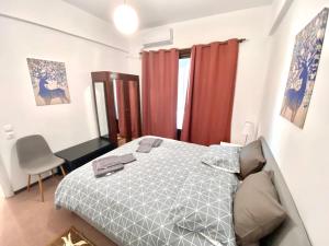 A bed or beds in a room at Classic 2 Bedroom Apartment Next to Metro - Marousi