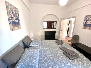 A bed or beds in a room at Classic 2 Bedroom Apartment Next to Metro - Marousi