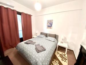 A bed or beds in a room at Classic 2 Bedroom Apartment Next to Metro - Marousi