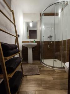 uma casa de banho com uma cabina de duche em vidro e um lavatório. em Casa Fina em Albanchez de Úbeda