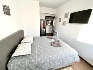 A bed or beds in a room at Classic 2 Bedroom Apartment Next to Metro - Marousi