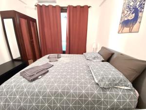 A bed or beds in a room at Classic 2 Bedroom Apartment Next to Metro - Marousi