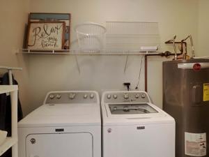 une cuisine avec une cuisinière et un réfrigérateur dans l'établissement Regency Isle #605, à Orange Beach