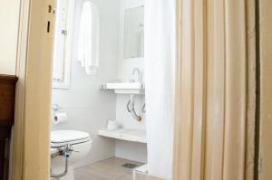 bagno bianco con lavandino e servizi igienici di Hotel King's a Mar del Plata