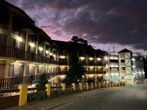 Hotel Garnier في كامبوس دو جورداو: مبنى مضاء في الليل مع انارة