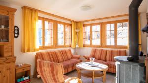 uma sala de estar com dois sofás e uma lareira em Cresta em Fiesch