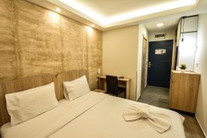 um quarto com uma cama com um laço em Villa ARS em Belgrado