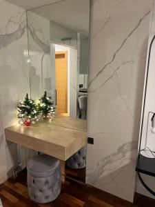 Habitación con mesa de madera y espejo. en Apartman Vučko 118, en Jahorina