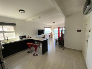 Η κουζίνα ή μικρή κουζίνα στο Departamento frente al mar con cochera! +11 φωτογραφίες