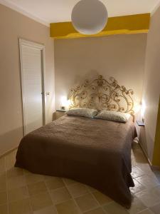 ein Schlafzimmer mit einem großen Bett in einem Zimmer in der Unterkunft Casa Orefici, 4 Apartments in front of Aquarium! in Genua