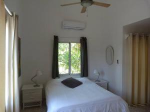 Postel nebo postele na pokoji v ubytování Charming ocean front 3 bd villa