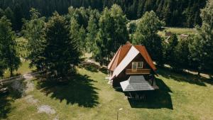 an overhead view of a small house in a field at Pensiune și Camping Patru - Gheorgheni in Gheorgheni