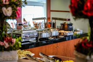 ein Buffet mit Töpfen und Pfannen in der Unterkunft Ecohotel Talca in Talca