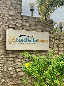 een bord voor het Sandolidian Bonanza gemeenschapsziekenhuis bij Sand Dollar Apartment B11 Serenity By The Sea in Kralendijk