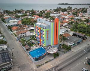 una vista aérea de un edificio con piscina en Hotel Conexão, en Penha