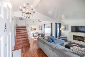 sala de estar con sofá y chimenea en @ Marbella Lane - Cozy & Bright Duplex in W Covina, en West Covina
