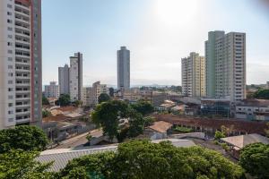 vistas a una ciudad con edificios altos en Tranquilidade e Conforto no Setor Leste Universitário, en Goiânia