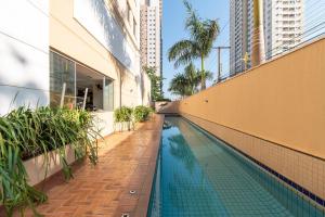 a swimming pool on the side of a building at Tranquilidade e Conforto no Setor Leste Universitário in Goiânia