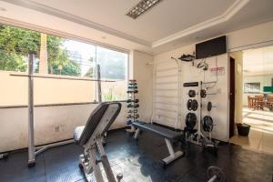 a room with a gym with a bench and equipment at Tranquilidade e Conforto no Setor Leste Universitário in Goiânia