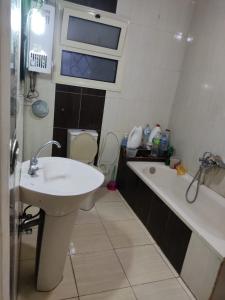 La salle de bains est pourvue d'un lavabo, d'une baignoire et de toilettes. dans l'établissement سرايات المعادي القاهرة, au Caire