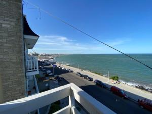 - une vue sur la plage depuis le balcon d'un bâtiment dans l'établissement Departamento frente al mar con cochera!, à Mar del Plata