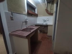 Baño pequeño con lavabo y encimera en departamento céntrico y confortable, en Tarija