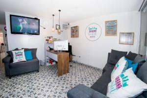 TV a/nebo společenská místnost v ubytování Urbana Hostel